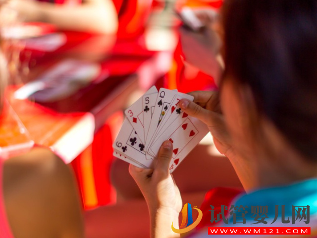 通过玩平扑克牌小孩可以学习加减法