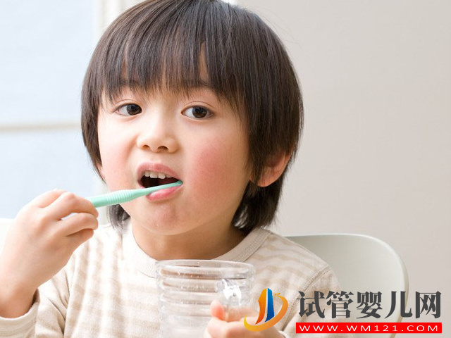 小孩要养成良好的刷牙习惯